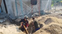 TNI Laksanakan Penggalian Septictank Rumah Warga dalam Program TMMD ke-128 Kodim 1801/Manokwari