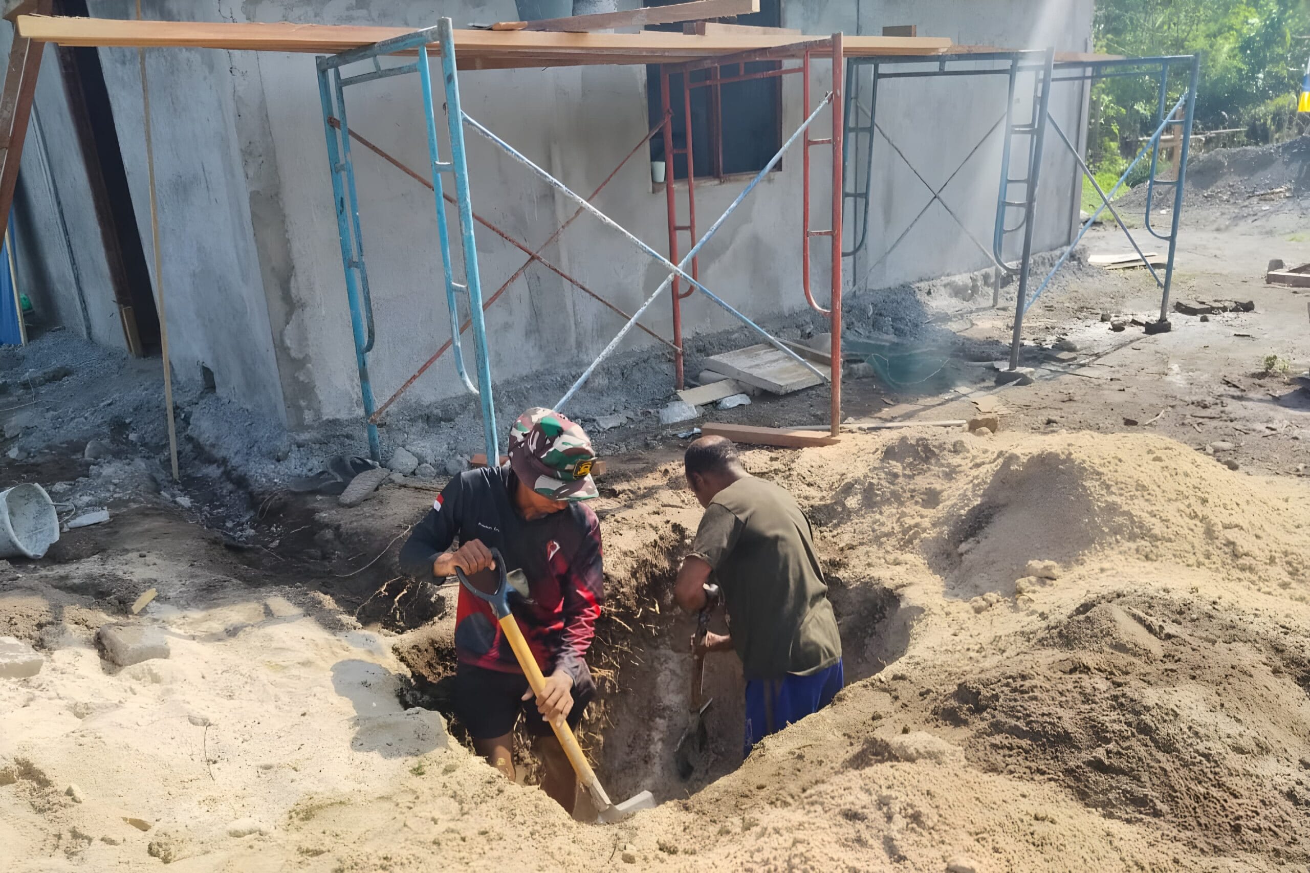 TNI Laksanakan Penggalian Septictank Rumah Warga dalam Program TMMD ke-128 Kodim 1801/Manokwari