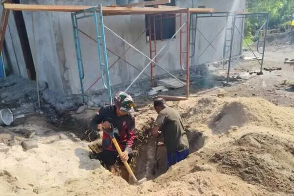 TNI Laksanakan Penggalian Septictank Rumah Warga dalam Program TMMD ke-128 Kodim 1801/Manokwari