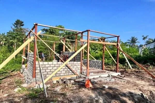 Mama Dabida Dowansiba Gembira, Rumah Mulai Dipasang Dinding Oleh Satgas TMMD Ke-128 Kodim 1801/Manokwari