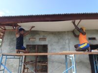 Pengerjaan Plafon RTLH Mulai Dikerjakan, Satgas TMMD Ke-128 Kodim 1801/Manokwari Tingkatkan Kualitas Rumah Warga