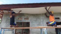 Pengerjaan Plafon RTLH Mulai Dikerjakan, Satgas TMMD Ke-128 Kodim 1801/Manokwari Tingkatkan Kualitas Rumah Warga