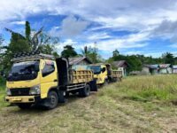 Pengedropan Material Lokal Dipercepat, Satgas TMMD Ke-128 Kodim 1801/Manokwari Kejar Target Pembangunan