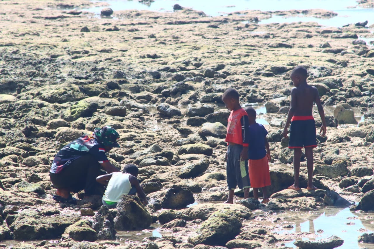 Satgas TMMD Ke-128 Kodim 1801/Manokwari Bersama Anak-Anak Kampung Tanah Rubuh Cari Ikan Bersama