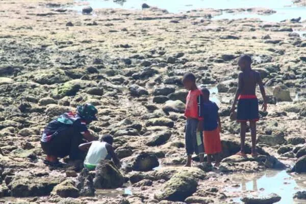 Satgas TMMD Ke-128 Kodim 1801/Manokwari Bersama Anak-Anak Kampung Tanah Rubuh Cari Ikan Bersama