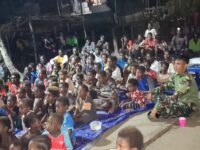 Nonton Bareng Film Edukasi, Satgas TMMD Bagikan Makanan Bergizi kepada Anak-Anak Kampung Keakwa