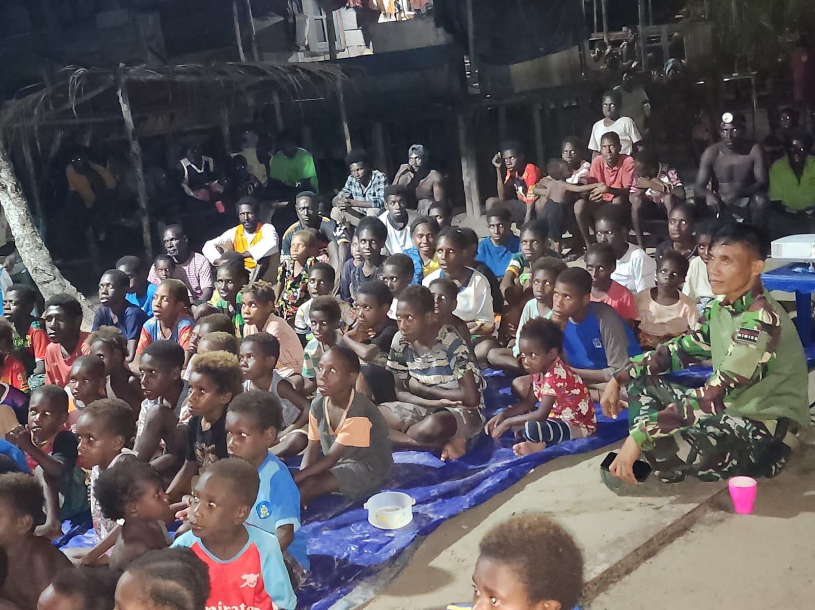 Nonton Bareng Film Edukasi, Satgas TMMD Bagikan Makanan Bergizi kepada Anak-Anak Kampung Keakwa Nonton Bareng Film Edukasi, Satgas TMMD Bagikan Makanan Bergizi kepada Anak-Anak Kampung Keakwa