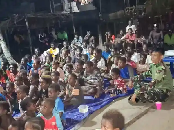 Nonton Bareng Film Edukasi, Satgas TMMD Bagikan Makanan Bergizi kepada Anak-Anak Kampung Keakwa