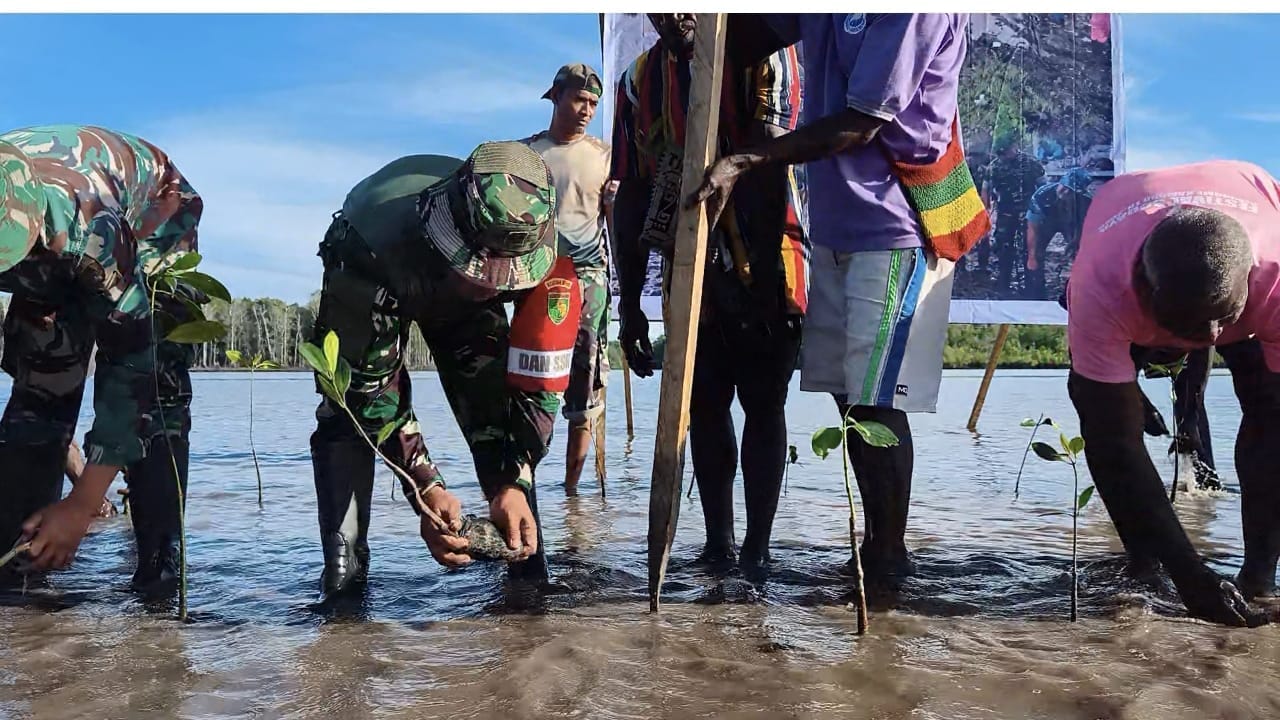 Bersatu Dengan Alam, Satgas TMMD Kodim 1710/Mimika Tanam Ribuan Bibit Mangrove Bersatu Dengan Alam, Satgas TMMD Kodim 1710/Mimika Tanam Ribuan Bibit Mangrove