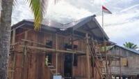 Satgas TMMD Ke-128 Kodim 1710/Mimika: Pemasangan Atap Rampung, Progres Pembangunan 5 Rumah Capai 90 Persen