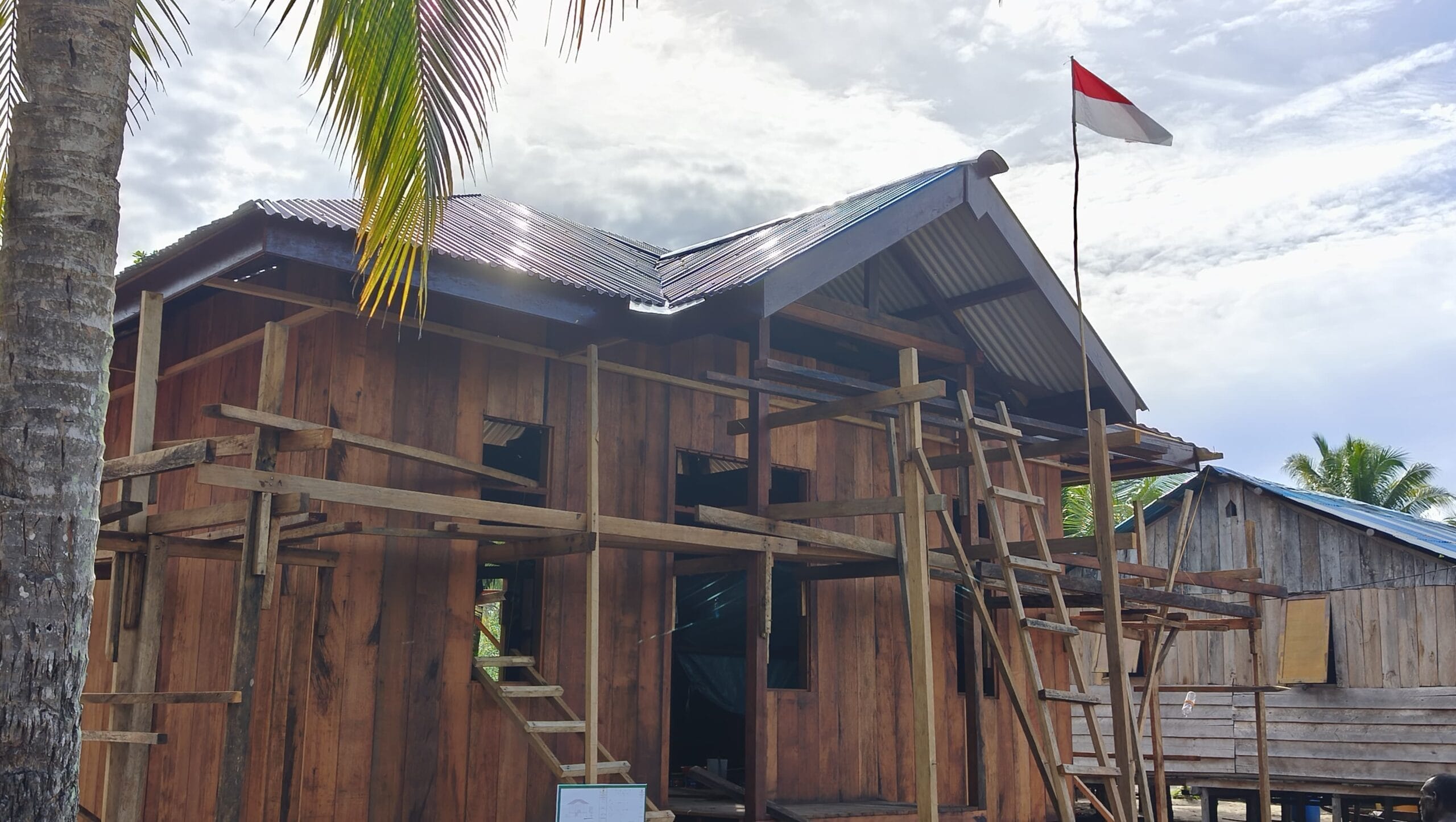 Satgas TMMD Ke-128 Kodim 1710/Mimika: Pemasangan Atap Rampung, Progres Pembangunan 5 Rumah Capai 90 Persen Satgas TMMD Ke-128 Kodim 1710/Mimika: Pemasangan Atap Rampung, Progres Pembangunan 5 Rumah Capai 90 Persen