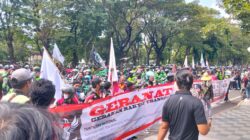 Jalan Ahmad Yani Dipadati Driver Online, GERANAT’S Bawa Tuntutan ke DPRD Jatim