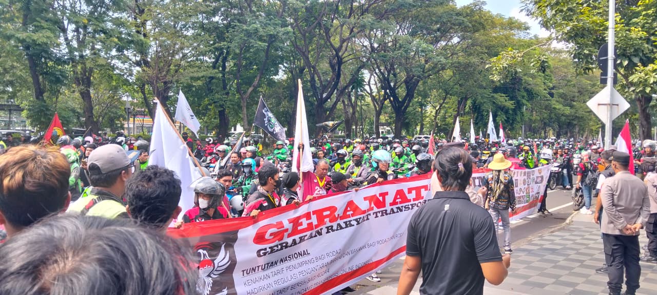 Jalan Ahmad Yani Dipadati Driver Online, GERANAT’S Bawa Tuntutan ke DPRD Jatim