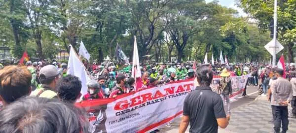 Jalan Ahmad Yani Dipadati Driver Online, GERANAT’S Bawa Tuntutan ke DPRD Jatim
