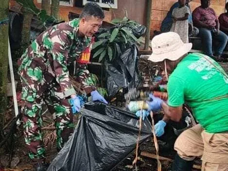 Gotong Royong Bersihkan Kali, Babinsa Timika Turun Langsung