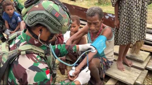 Prajurit Koops TNI Habema Serentak Berikan Pelayanan Kesehatan di Pelosok Papua