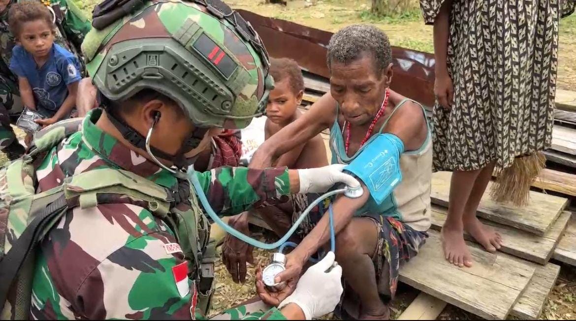Prajurit Koops TNI Habema Serentak Berikan Pelayanan Kesehatan di Pelosok Papua