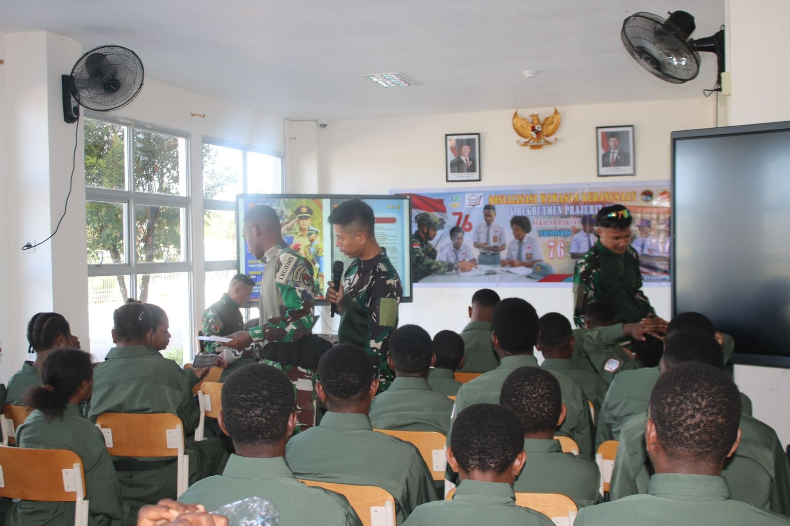 TNI Tanamkan Wawasan Kebangsaan Melalui Program Papua Pintar