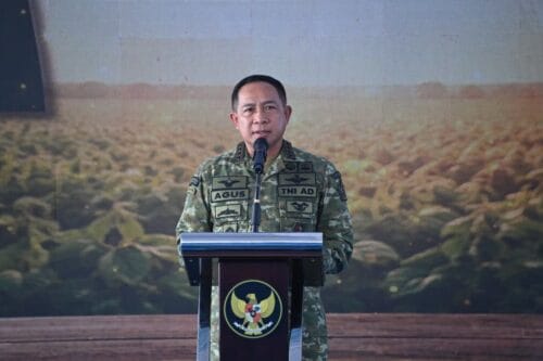 Panglima TNI Bersama Menteri Pertanian Melaksanakan Panen Raya Kedelai Ketahanan Pangan TNI AL di Nganjuk