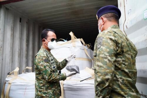 Kasum TNI Tinjau Pemeriksaan Kontainer Mineral Hasil Penindakan TNI AL di Batam Kasum TNI Tinjau Pemeriksaan Kontainer Mineral Hasil Penindakan TNI AL di Batam