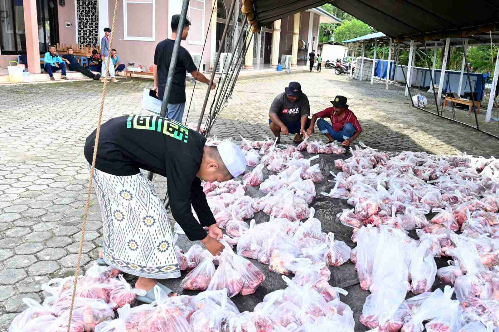 Tak Sekedar Kurban, Lanud Sjamsudin Noor Rajut Kebersamaan dan Kepedulian Semangat Berbagi Kepada Sesama di Hari Raya Idul Adha 1447 H/2026 M Tak Sekedar Kurban, Lanud Sjamsudin Noor Rajut Kebersamaan dan Kepedulian Semangat Berbagi Kepada Sesama di Hari Raya Idul Adha 1447 H/2026 M