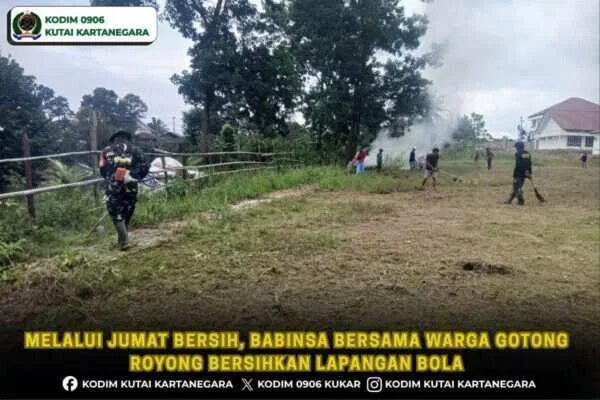 Melalui Jumat Bersih, Babinsa Bersama Warga Gotong Royong Bersihkan Lapangan Bola