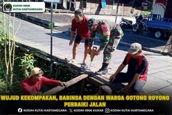 Wujud Kekompakan, Babinsa dengan Warga Gotong Royong Perbaiki Jalan Wujud Kekompakan, Babinsa dengan Warga Gotong Royong Perbaiki Jalan