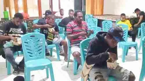 Nobar Piala Dunia dan Makan Bersama, Koramil 1710-02/Timika Perkuat Kemanunggalan TNI-Rakyat Nobar Piala Dunia dan Makan Bersama, Koramil 1710-02/Timika Perkuat Kemanunggalan TNI-Rakyat