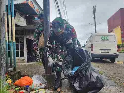 Semangat Gotong Royong, Kodim 1710/Mimika Bersihkan Lingkungan Bersama Masyarakat