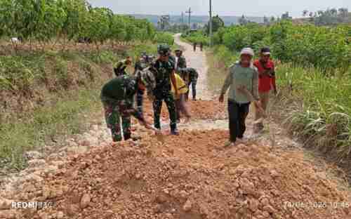 Babinsa Bubulan Bojonegoro dan Warga Kompak Perbaiki Jalan Dusun Maor Babinsa Bubulan Bojonegoro dan Warga Kompak Perbaiki Jalan Dusun Maor