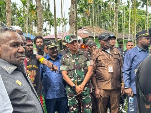 Dandim 1710/Mimika Ajak Warga Jaga Persaudaraan dalam Prosesi Perdamaian Perang Suku di Kwamki Narama