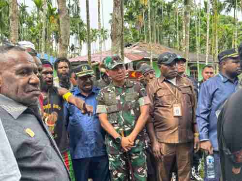 Dandim 1710/Mimika Ajak Warga Jaga Persaudaraan dalam Prosesi Perdamaian Perang Suku di Kwamki Narama Dandim 1710/Mimika Ajak Warga Jaga Persaudaraan dalam Prosesi Perdamaian Perang Suku di Kwamki Narama