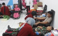 Babinsa Kodim Bojonegoro Ikuti Donor Darah Hari Bhayangkara Tahun 2026