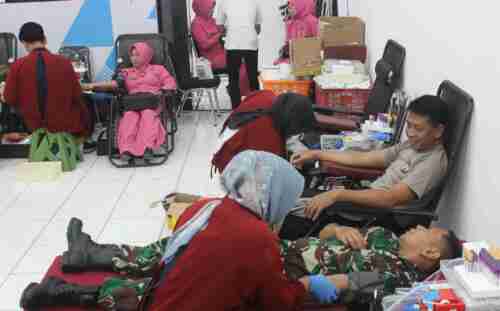 Babinsa Kodim Bojonegoro Ikuti Donor Darah Hari Bhayangkara Tahun 2026 Babinsa Kodim Bojonegoro Ikuti Donor Darah Hari Bhayangkara Tahun 2026