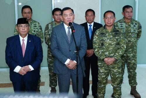 Panglima TNI dan Menhan RI Hadiri Raker Bersama Komisi I DPR RI Panglima TNI dan Menhan RI Hadiri Raker Bersama Komisi I DPR RI
