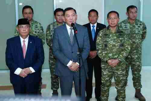 Panglima TNI dan Menhan RI Hadiri Raker Bersama Komisi I DPR RI Panglima TNI dan Menhan RI Hadiri Raker Bersama Komisi I DPR RI