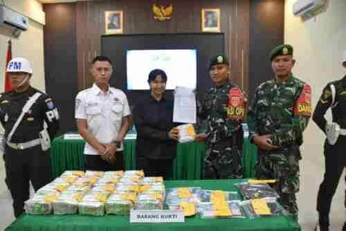 Satgas Pamtas Yonarhanud 1/PBC/1 Kostrad Kembali Ukir Prestasi, Gagalkan Penyelundupan 21,4 Kg Sabu dan Amankan WNA di Entikong Satgas Pamtas Yonarhanud 1/PBC/1 Kostrad Kembali Ukir Prestasi, Gagalkan Penyelundupan 21,4 Kg Sabu dan Amankan WNA di Entikong