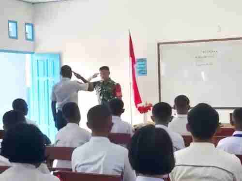 Babinsa Koramil Timika Beri Pembekalan kepada Siswa-Siswi Baru SMA Taruna Timika Babinsa Koramil Timika Beri Pembekalan kepada Siswa-Siswi Baru SMA Taruna Timika