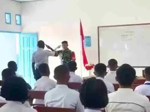 Babinsa Koramil Timika Beri Pembekalan kepada Siswa-Siswi Baru SMA Taruna Timika