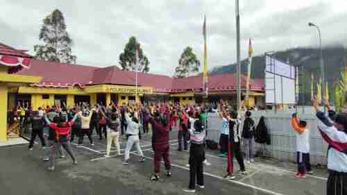 Senam Jumat Sehat Gabungan TNI, Polri dan Pemda Kabupaten Puncak Jaya Senam Jumat Sehat Gabungan TNI, Polri dan Pemda Kabupaten Puncak Jaya
