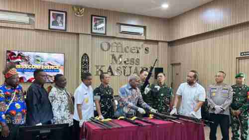 Yonif 410/Alugoro berhasil merebut hati 37 OPM kembali ke NKRI Yonif 410/Alugoro berhasil merebut hati 37 OPM kembali ke NKRI
