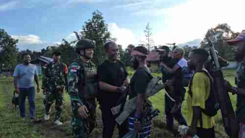 Yonif 410/Alugoro berhasil merebut hati 37 OPM kembali ke NKRI Yonif 410/Alugoro berhasil merebut hati 37 OPM kembali ke NKRI