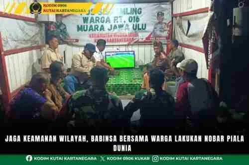 Jaga Keamanan Wilayah, Babinsa Bersama Warga Lakukan Nobar Piala Dunia Jaga Keamanan Wilayah, Babinsa Bersama Warga Lakukan Nobar Piala Dunia
