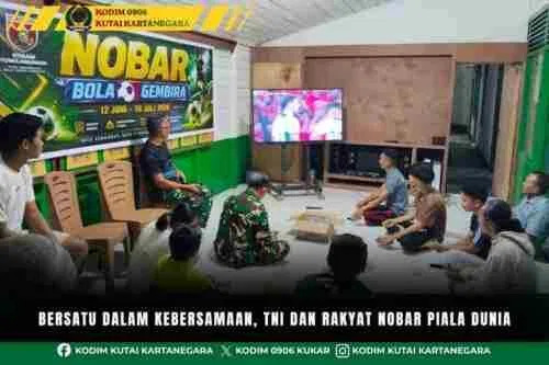 Bersatu Dalam Kebersamaan, TNI Dan Rakyat Nobar Piala Dunia Bersatu Dalam Kebersamaan, TNI Dan Rakyat Nobar Piala Dunia