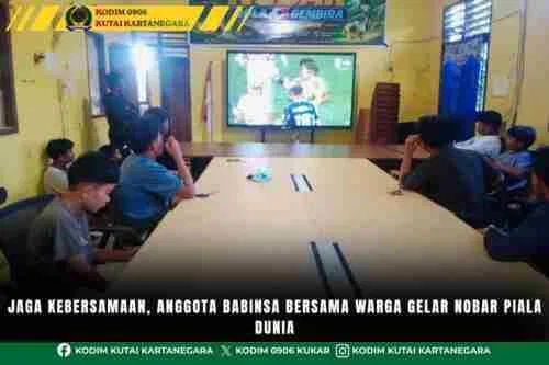 Jaga Kebersamaan, Anggota Babinsa Bersama Warga Gelar Nobar Piala Dunia Jaga Kebersamaan, Anggota Babinsa Bersama Warga Gelar Nobar Piala Dunia