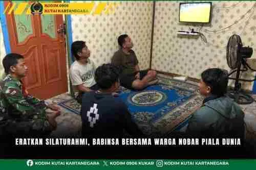 Eratkan Silaturahmi, Babinsa Bersama Warga Nobar Piala Dunia Eratkan Silaturahmi, Babinsa Bersama Warga Nobar Piala Dunia