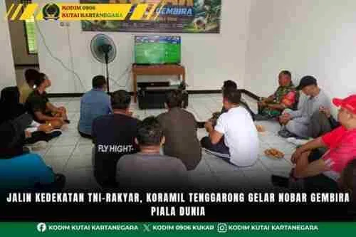 Jalin Kedekatan TNI-Rakyar, Koramil Tenggarong Gelar Nobar Gembira Piala Dunia