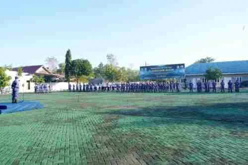 Harumkan Nama Satuan di PORAU 2026, Komandan Lanud Sjamsudin Noor Anugerahkan Piagam Penghargaan Kepada Dua Personel Berprestasi