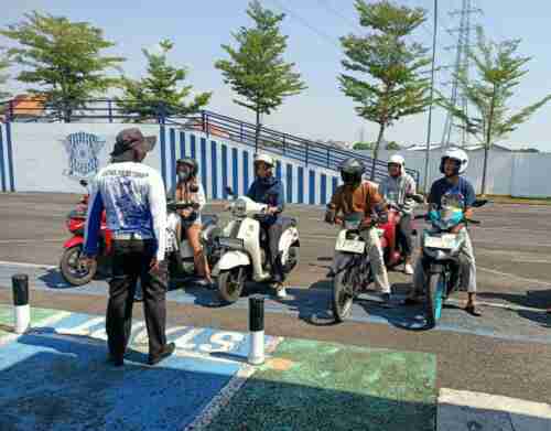 Polantas Tuban Permudah Layanan SIM, STNK, dan BPKB, Warga Tuban Antusias Berkonsultasi Polantas Tuban Permudah Layanan SIM, STNK, dan BPKB, Warga Tuban Antusias Berkonsultasi