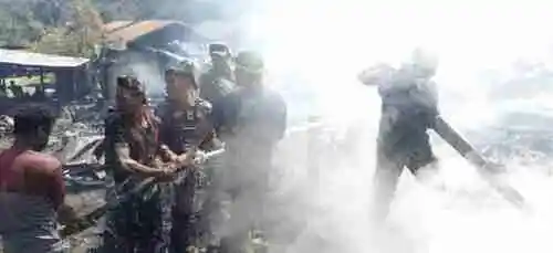 Kodim 1714/Puncak Jaya Reaksi Cepat Bantu Pemadaman Kebakaran di Kota Mulia